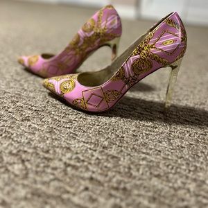 New branded  Nine west pumps with size 5.5 Us, trendy n stylist.